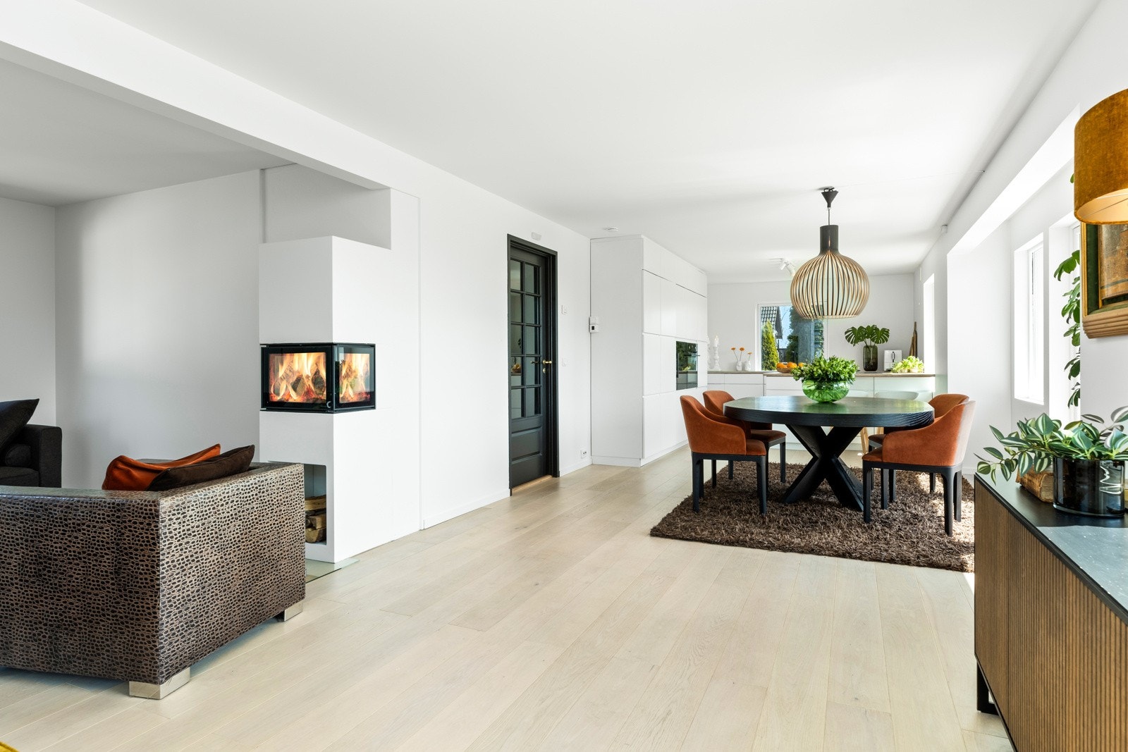 Fra stuen kommer du videre inn i entre/hall Galleribilde