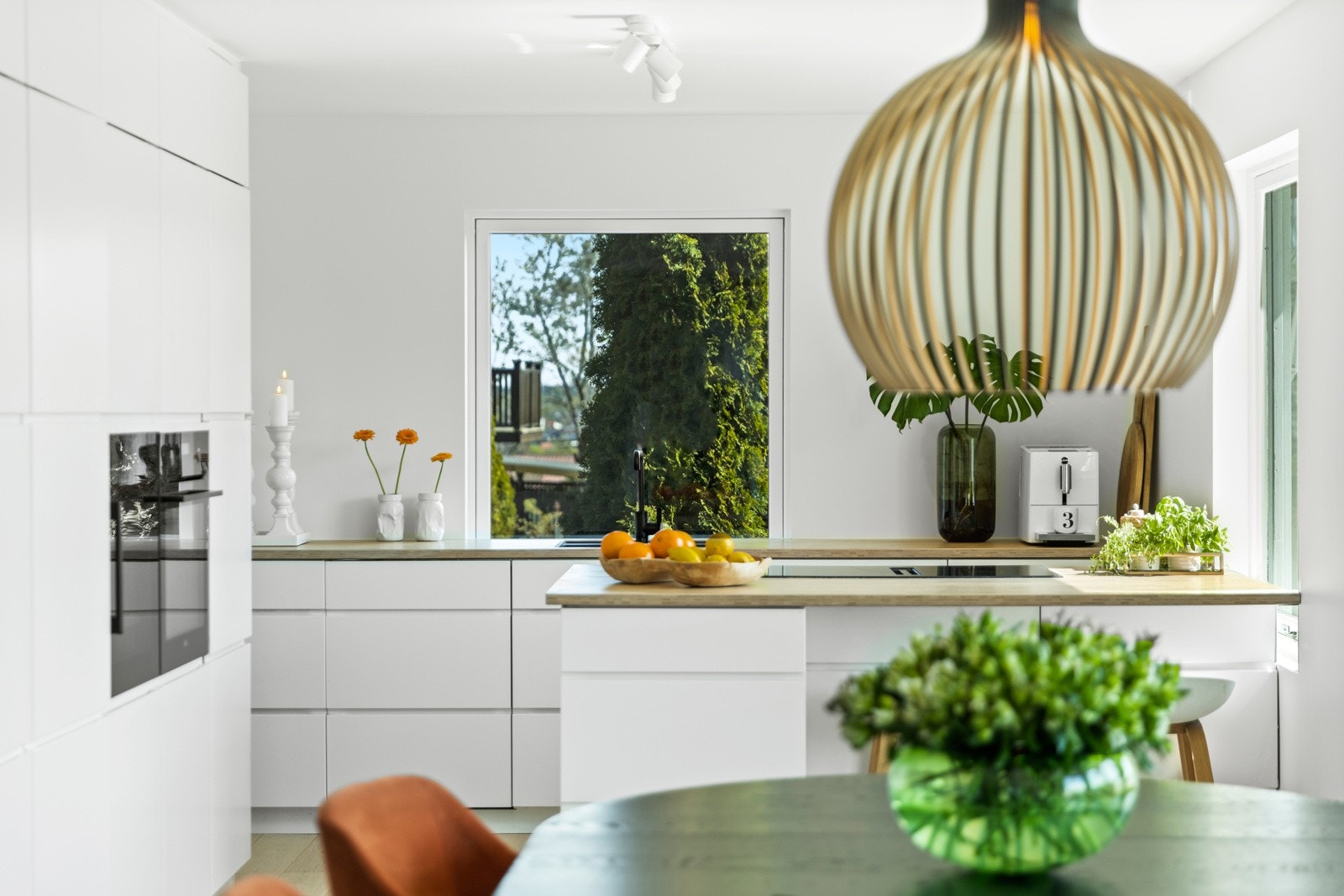 Stilig, lyst kjøkken med integrerte hvitevarer Galleribilde