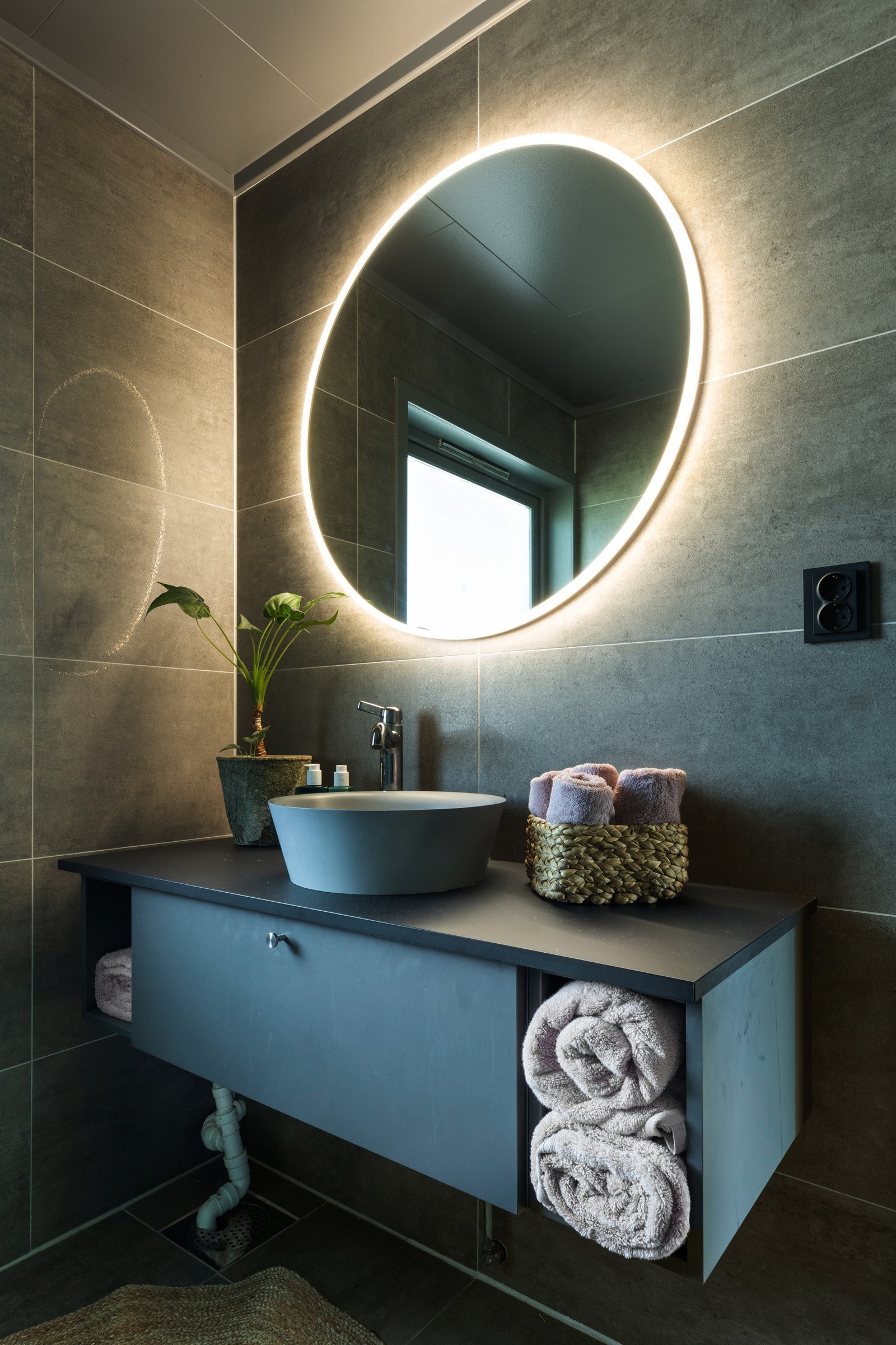 Huset har et stilig bad i første etasje Galleribilde