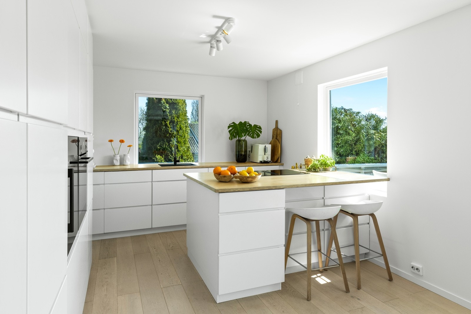 God skap- og benkplass. Det er også kjøkkenøy Galleribilde