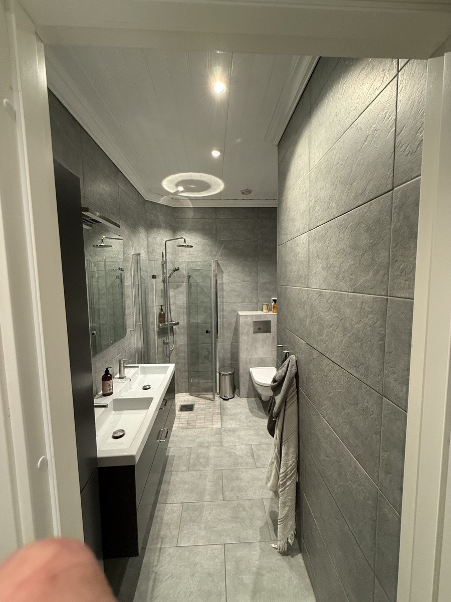 Bad 1 med dobbel servant, dusj og wc Galleribilde