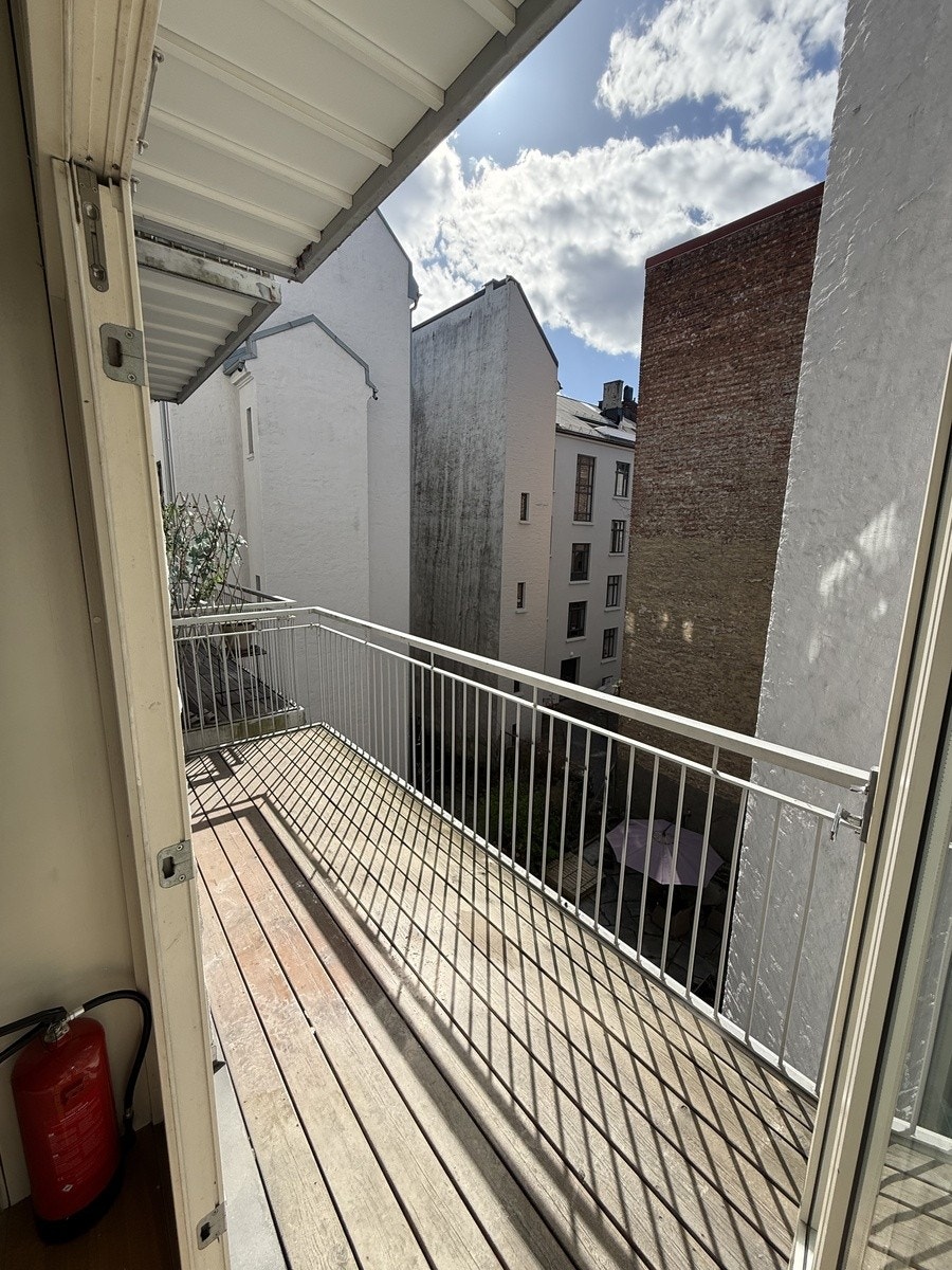 Balkong nr 2 mot bakgård, med sol store deler av dagen Galleribilde