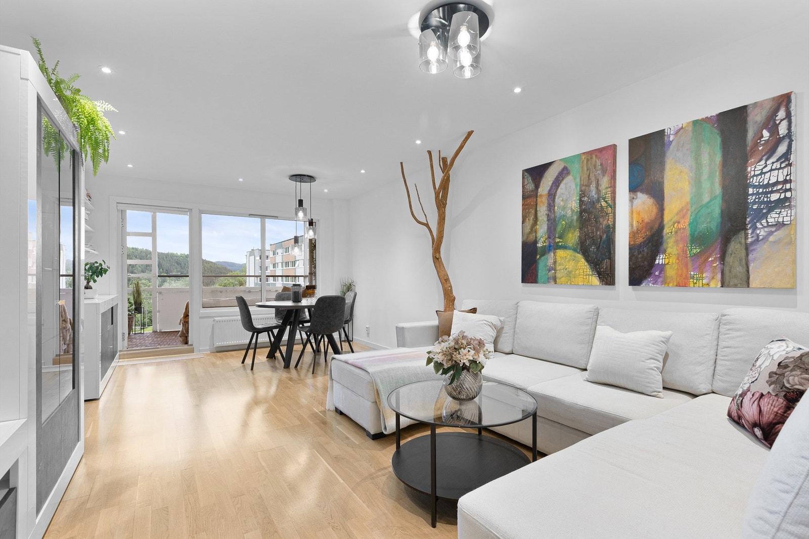 Lys og romslig stue med god plass til både sofagruppe og spisebord Galleribilde