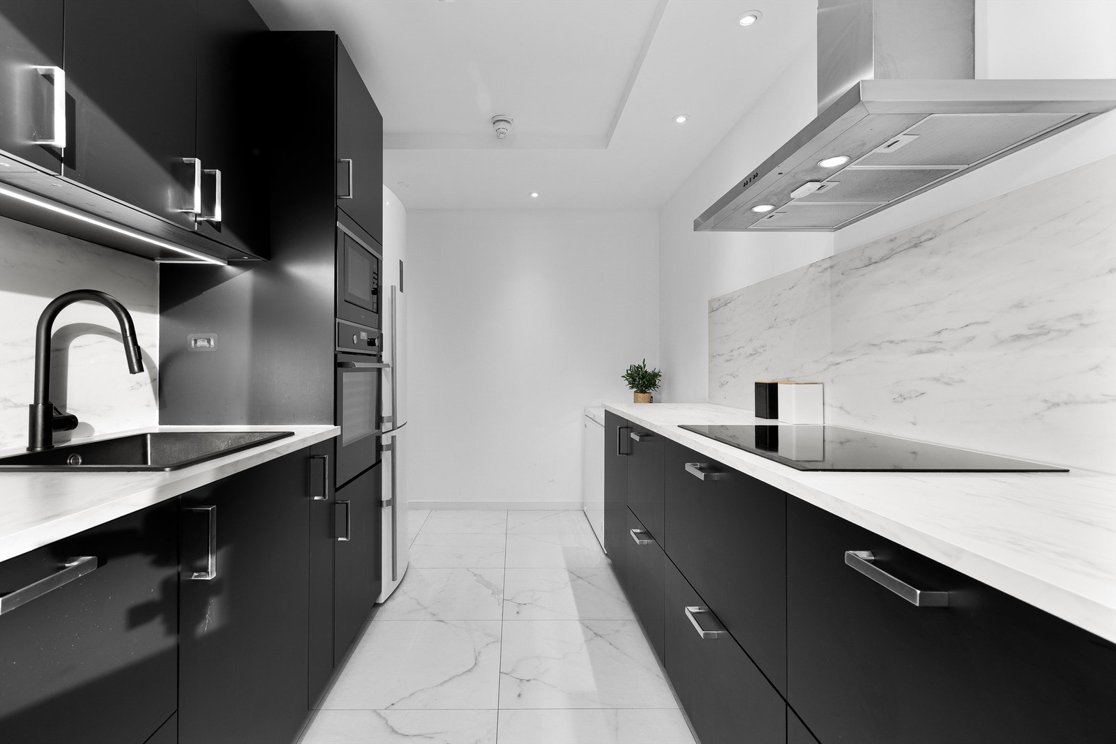 Kjøkkenet har god benkeplass og stor koketopp som er tilpasset for flere brukere samtidig Galleribilde