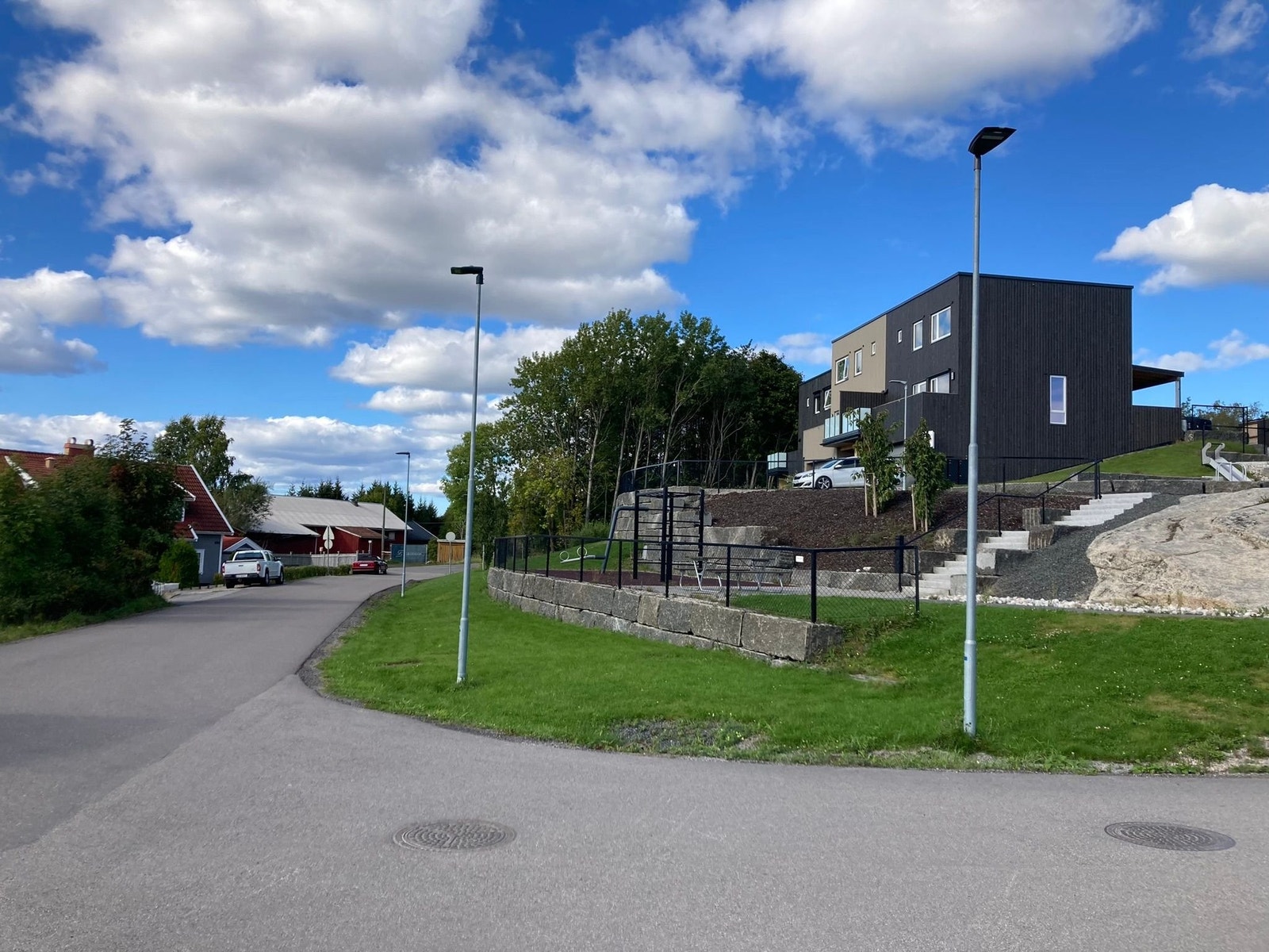 Stille rolig gate forbi tomten. Galleribilde