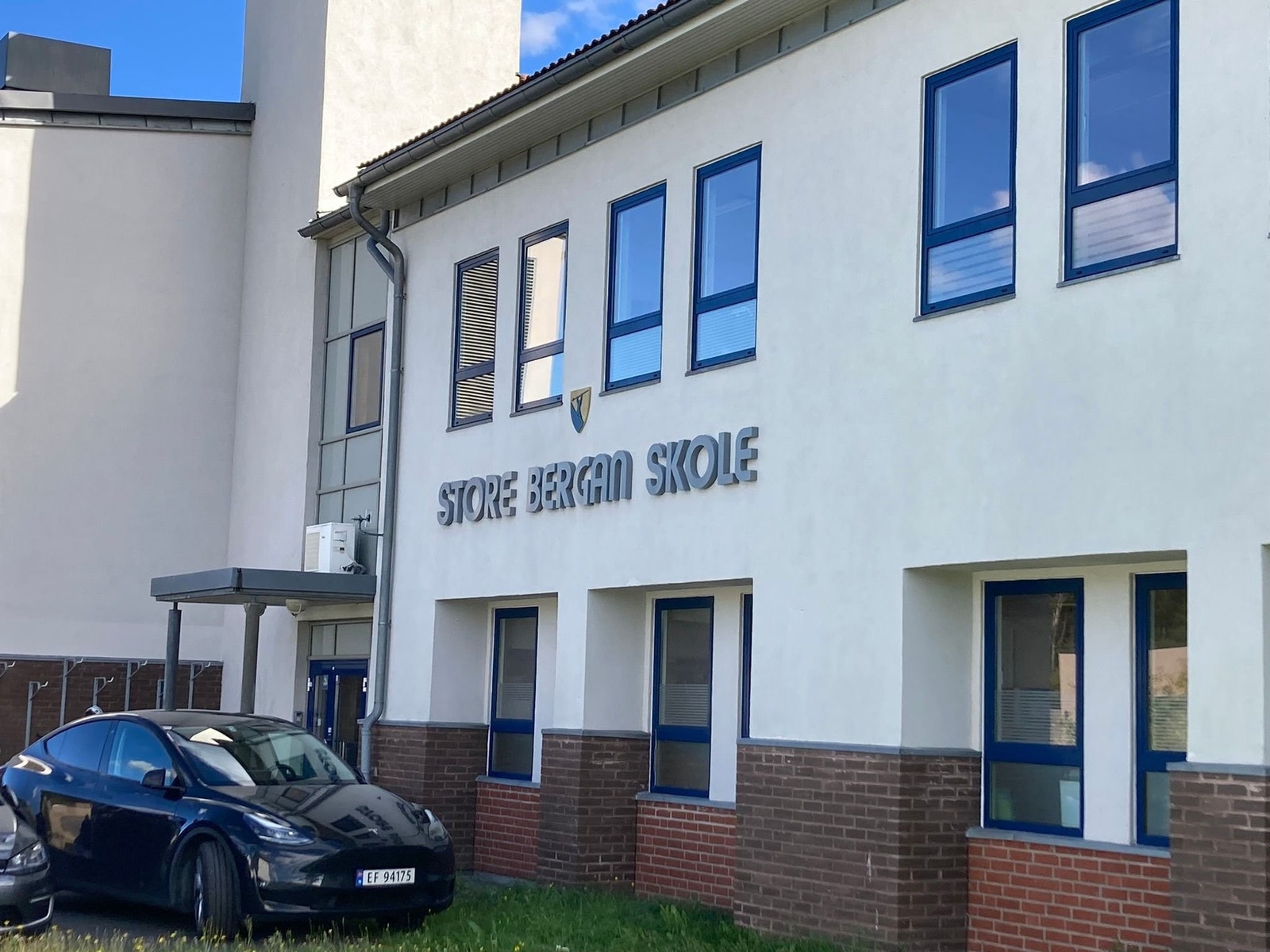 Store Bergan skole. 700 meter å gå fra tomten. Galleribilde