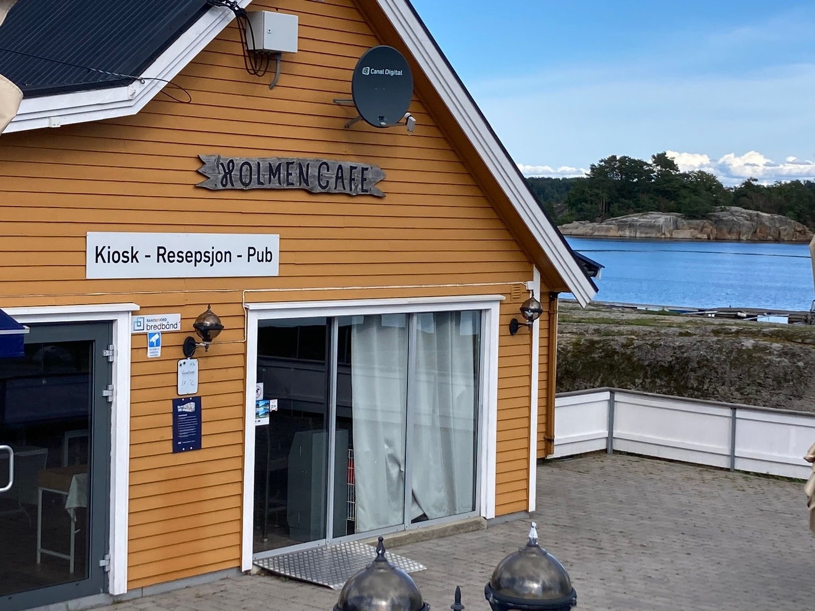 Granholmen kiosk og pub mai til september. Galleribilde