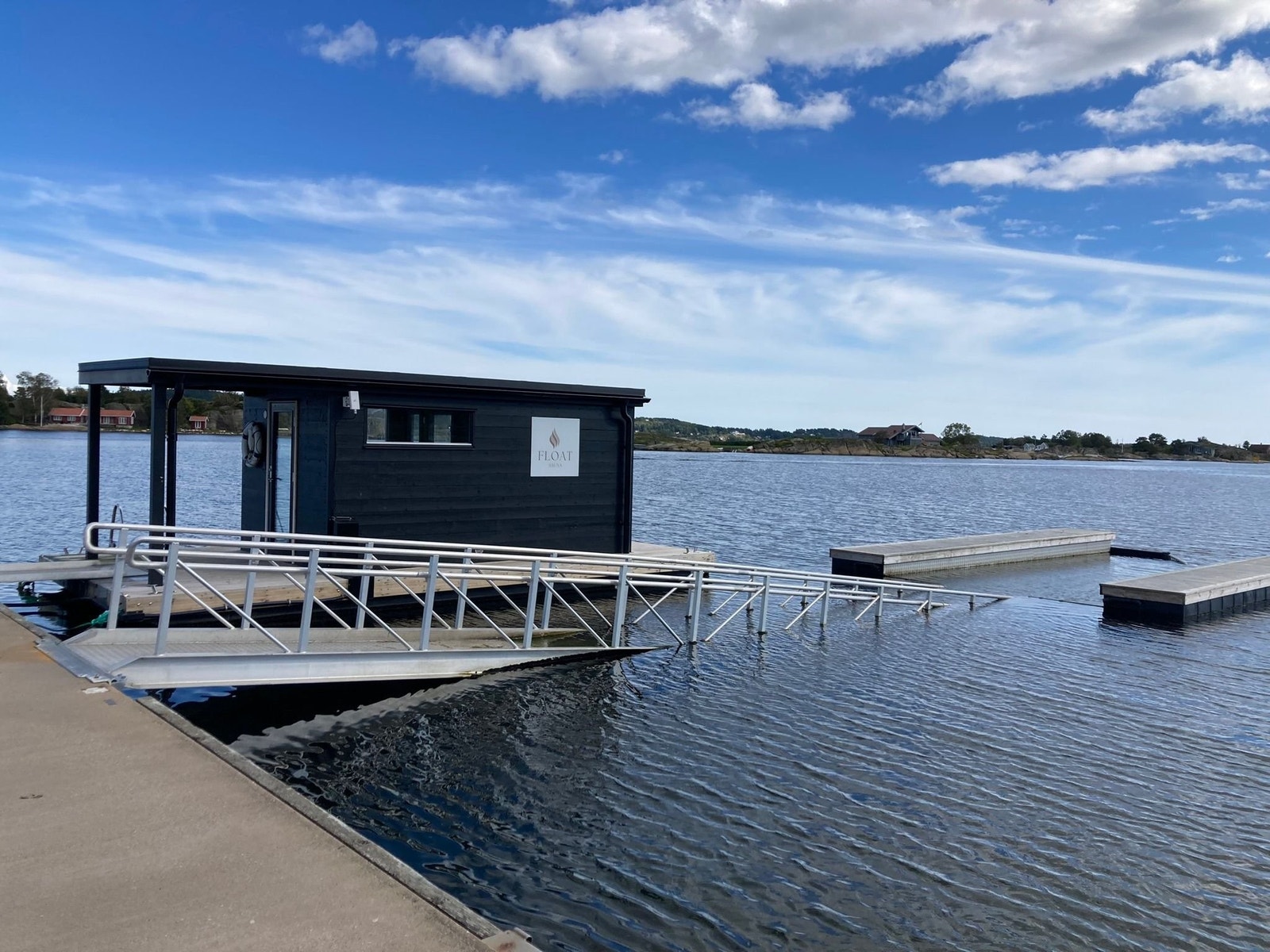Badstue og fine bademuligheter på Granholmen en liten gåtur fra eiendommen. Galleribilde