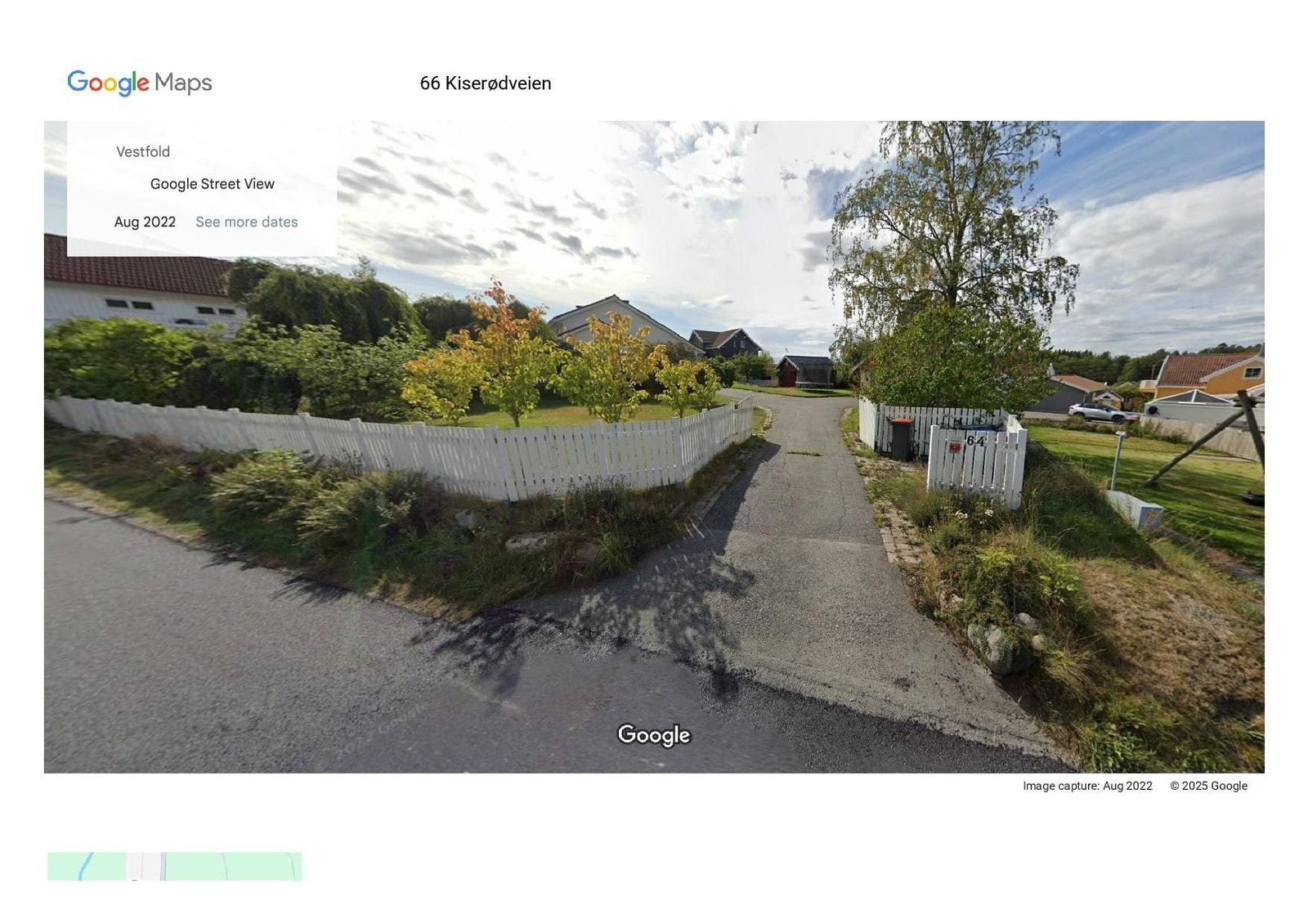 Tomten sett fra øst - avkjørsel skal stenges og ny avkjørsel etableres til venstre i bilde. Galleribilde