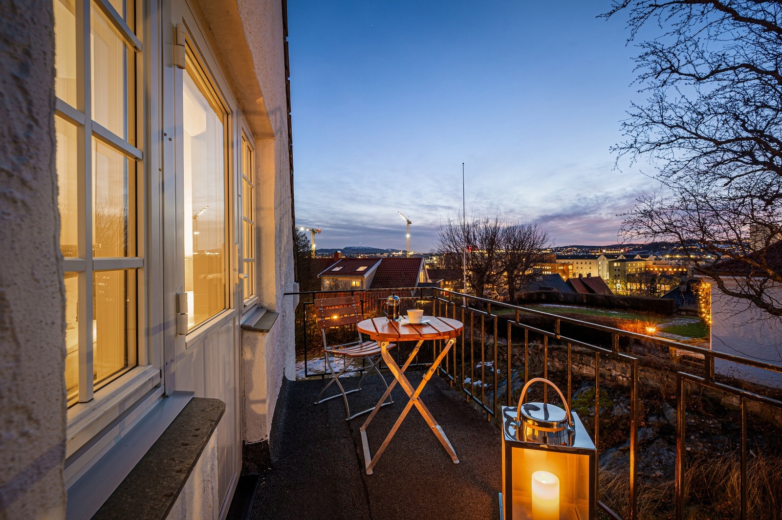 Balkong på 4 kvadratmeter og med flott utsikt over byen. Galleribilde