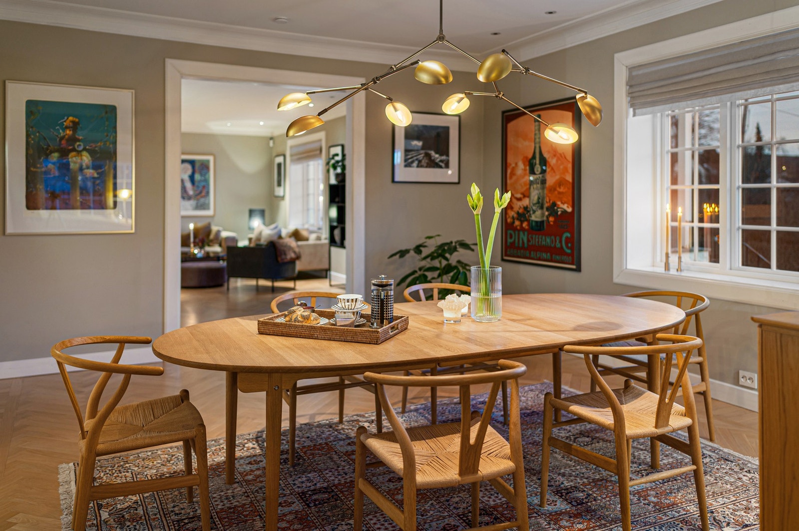 God plass til stort spisebord som er ypperlig ved sosiale sammenkomster. Galleribilde