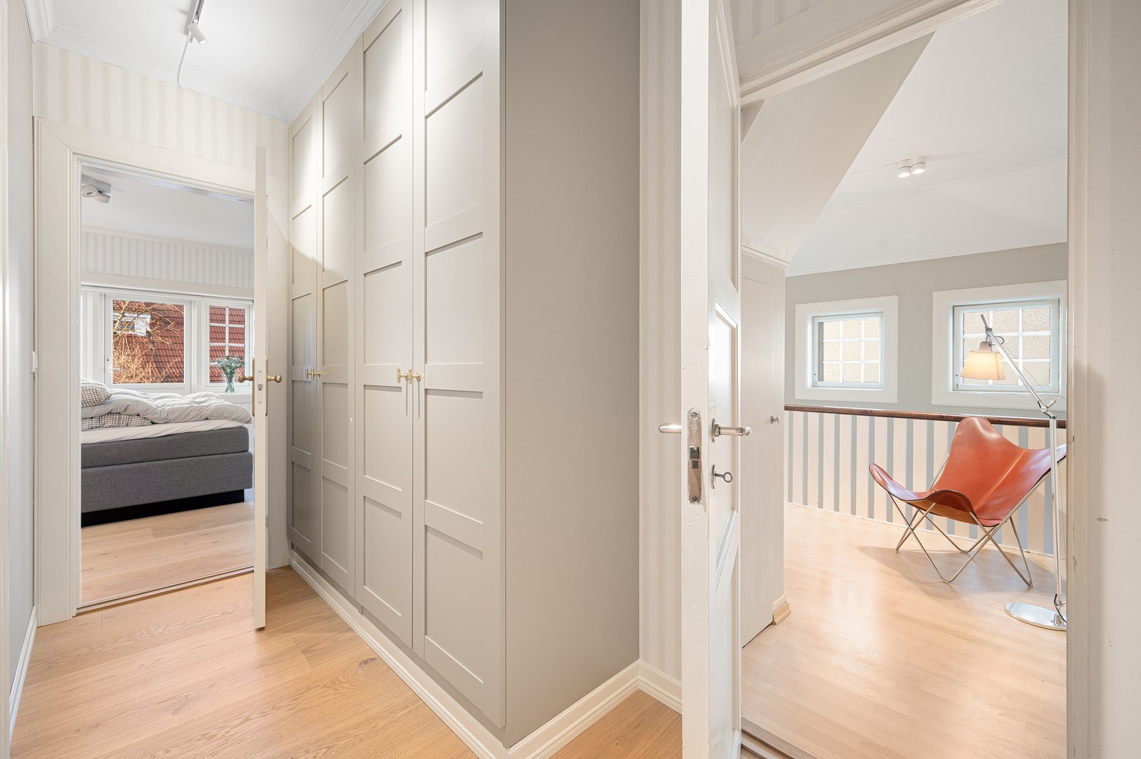 I 2.etasje har man flere fine muligheter for oppbevaring av klær og sko. Galleribilde