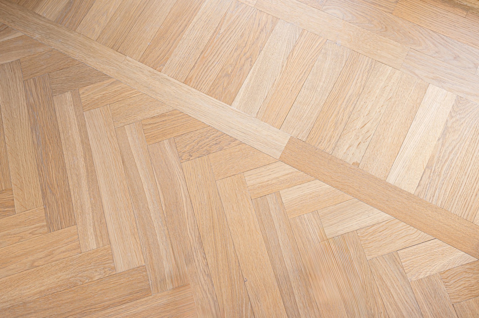 Stilren fiskebeinsparkett på stue som nylig er lagt. Galleribilde