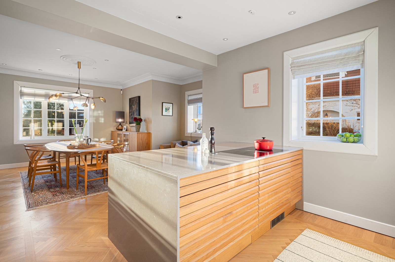 Naturlig skille mellom kjøkken og spiseplass, noe som gir flere ulike sosiale soner. Galleribilde