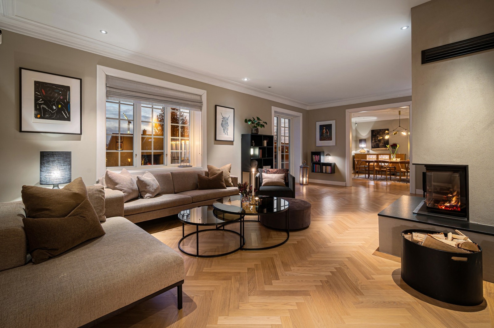 Stilren stue med gode møbleringsmuligheter og flere vindusflater som gir et godt lys til rommet. Galleribilde