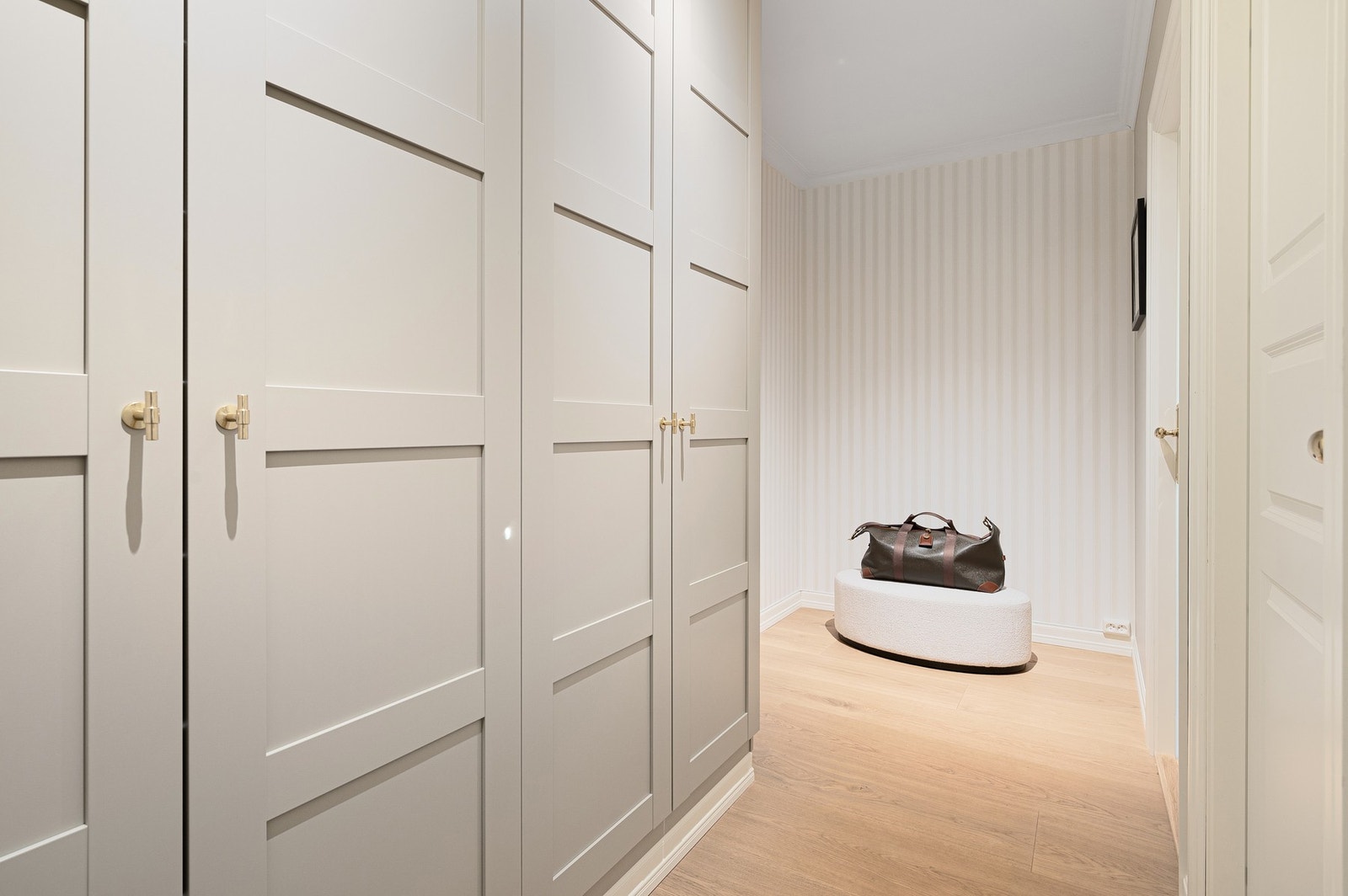 Boligen byr på praktiske garderobeløsninger i 2.etasje. Galleribilde