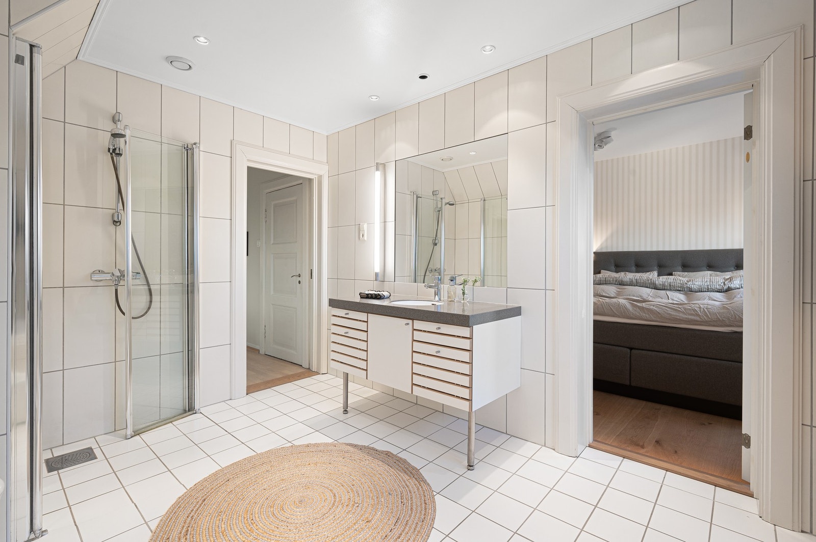 Baderommet har direkte adgang til hovedsoverommet. Galleribilde