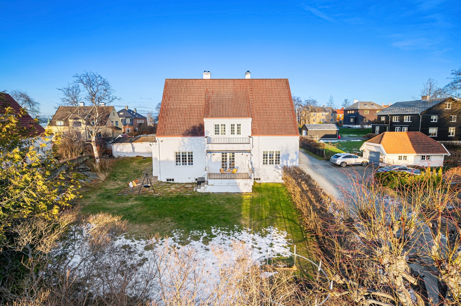 Boligen har et bruksareal på 334 kvadratmeter og har et fantastisk hageområde som er ypperlig å benytte i sommerhalvåret. Galleribilde