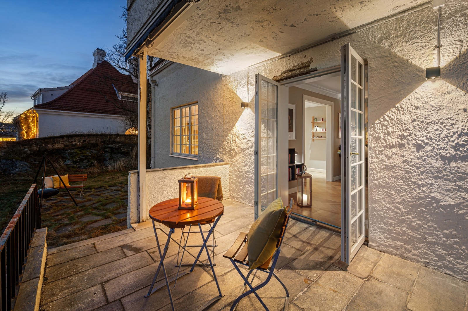 Fin uteplass som er ypperlig å benytte i sommerhalvåret. Galleribilde