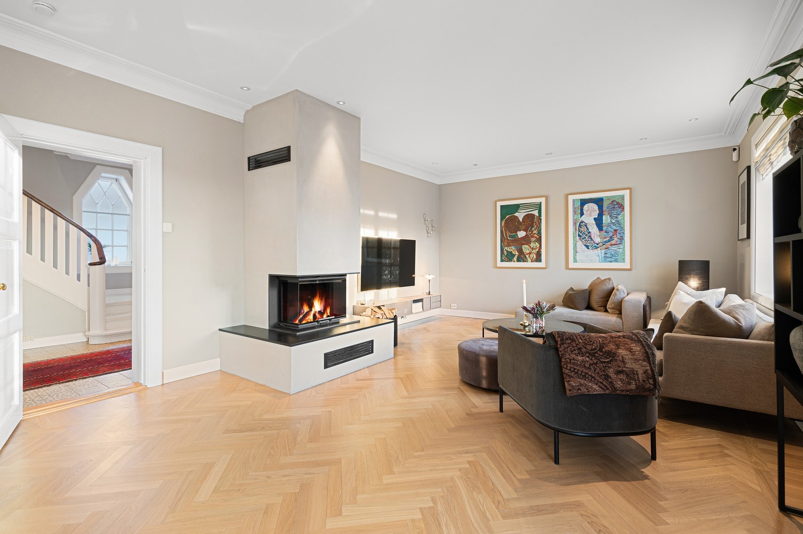 Hoveddelen i 1 og 2 etg er nylig pusset opp, og består av tidsriktige og fine materialvalg. Galleribilde