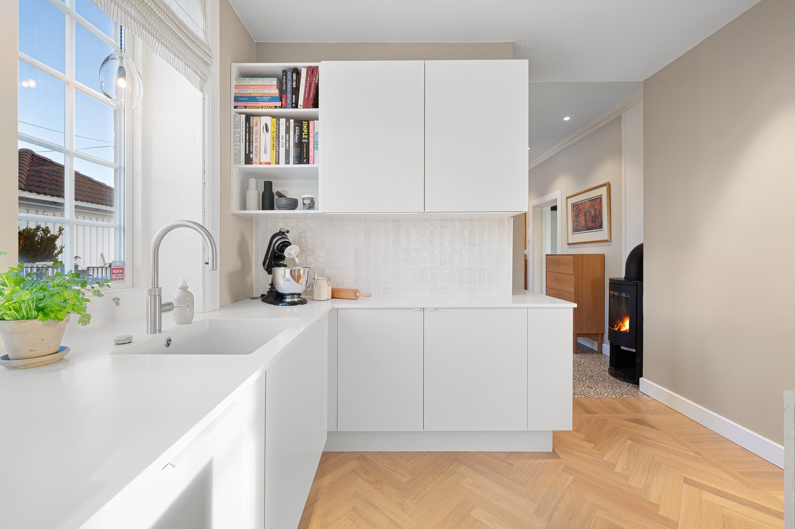 Integrert platetopp, stekeovn, damp/stekeovn, oppvaskmaskin, kjøleskap og kjøl/fryseskap med isbitmaskin Galleribilde