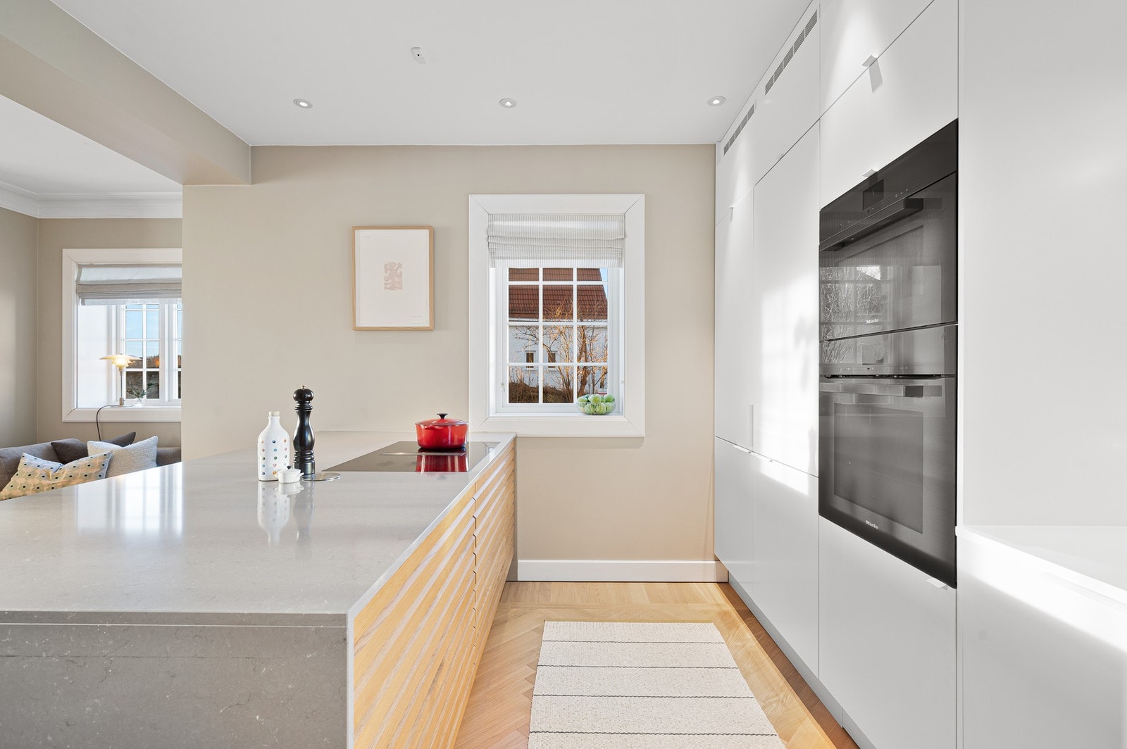 Her får du et kjøkken med gode oppbevaringsmuligheter og god plass til matlaging. Galleribilde