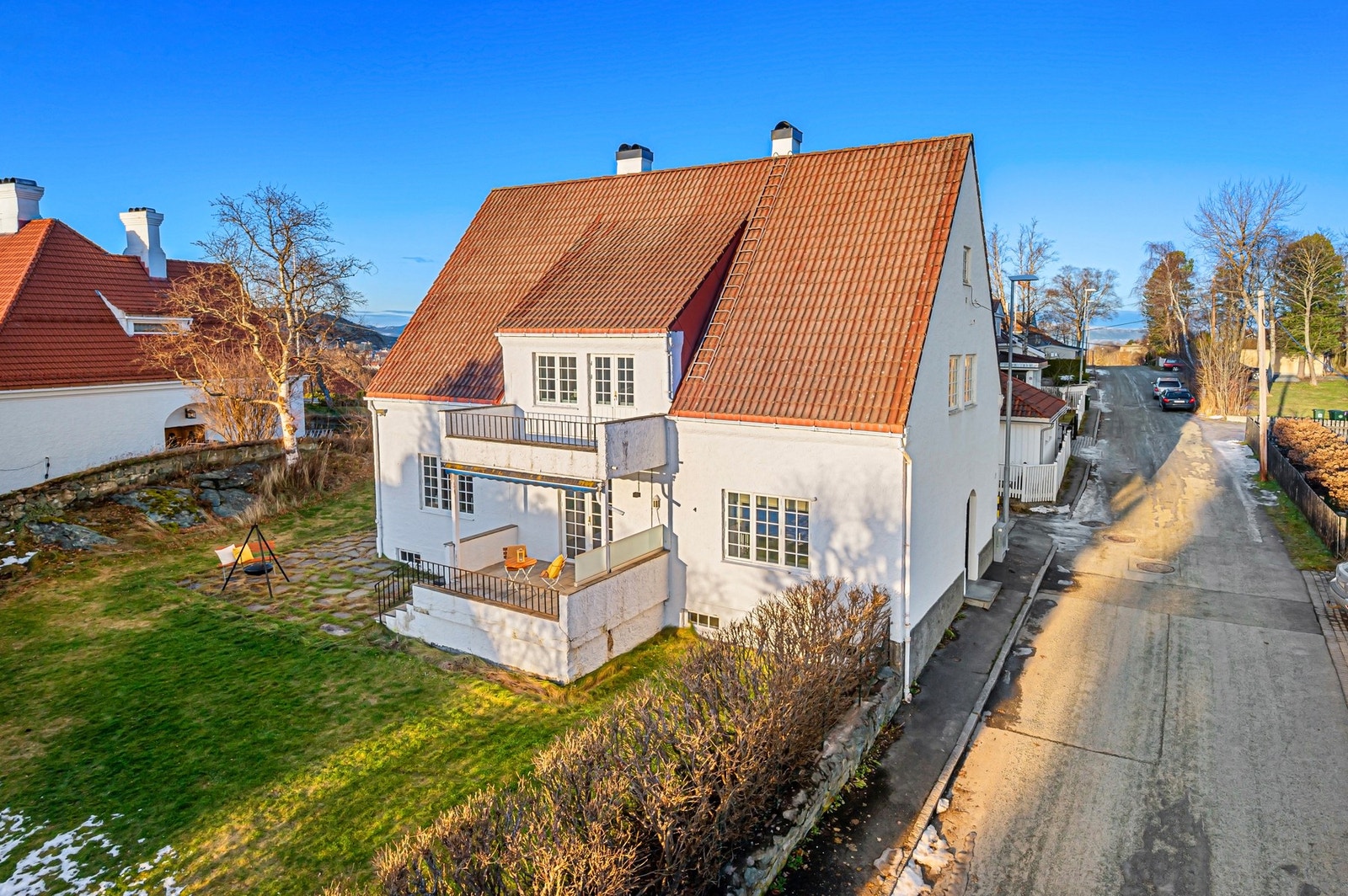 Takktekking ble skiftet i 1980, utvendige fasader ble pusset og malt i 2008/2009 og nesten alle vinduer ble skiftet i 2021. Galleribilde