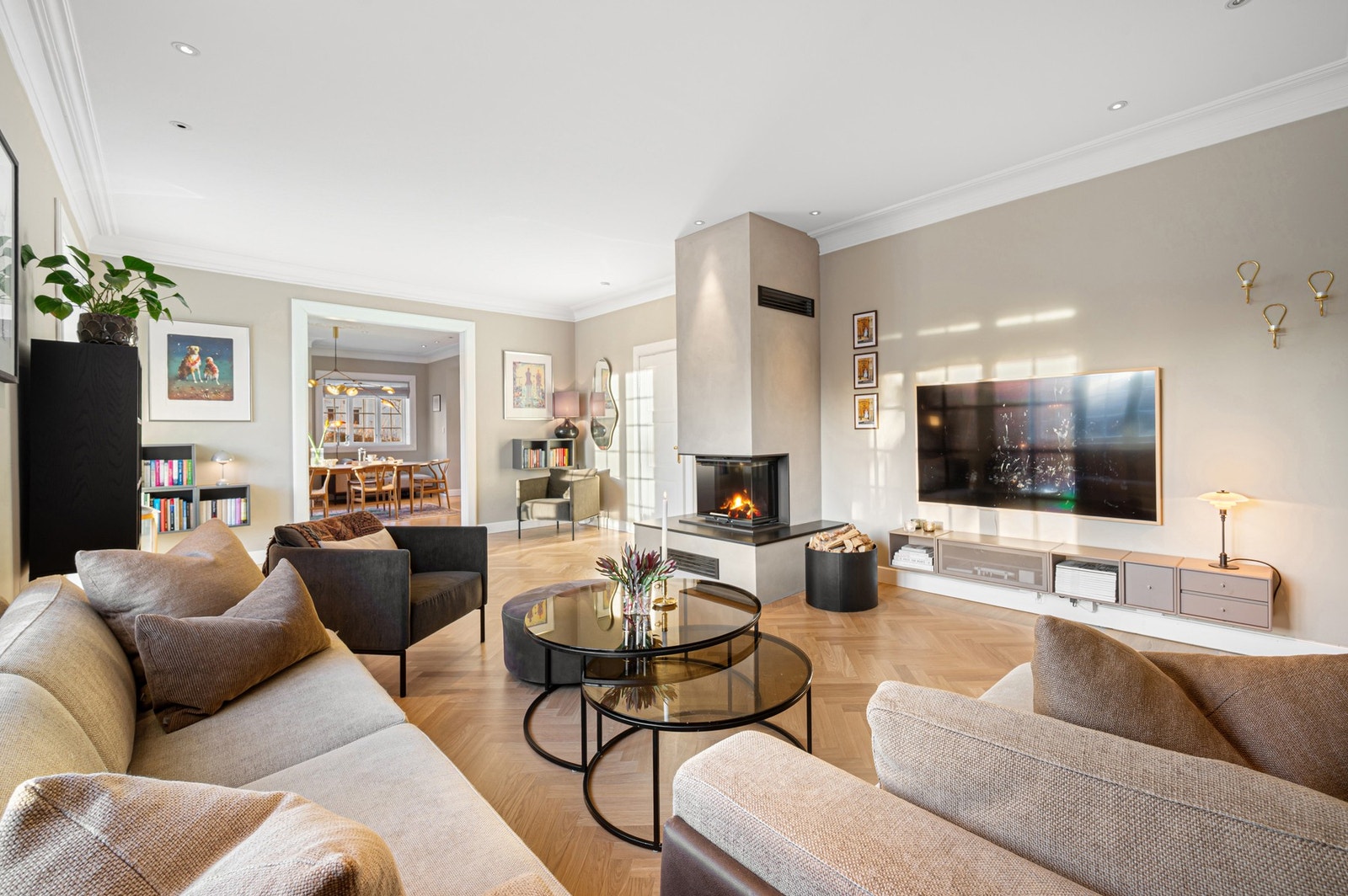 Stuen har et naturlig skille til spisestuen som skaper flere ulike sittegrupper og sosiale soner. Galleribilde