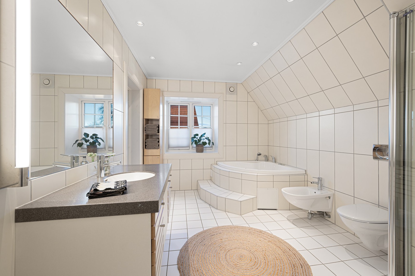 Baderommet i 2.etasje har badekar, dusj, toalett og servant med speil. Galleribilde