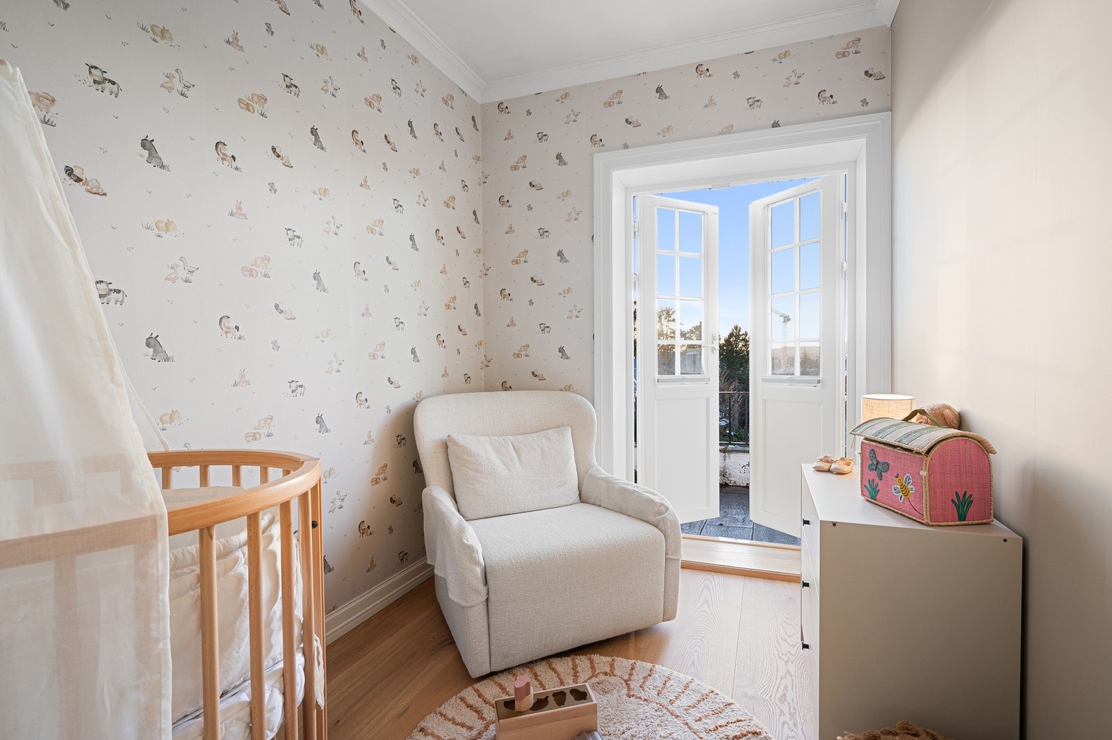 Soverom på 5,2 kvadratmeter med adgang til stor balkong. Galleribilde