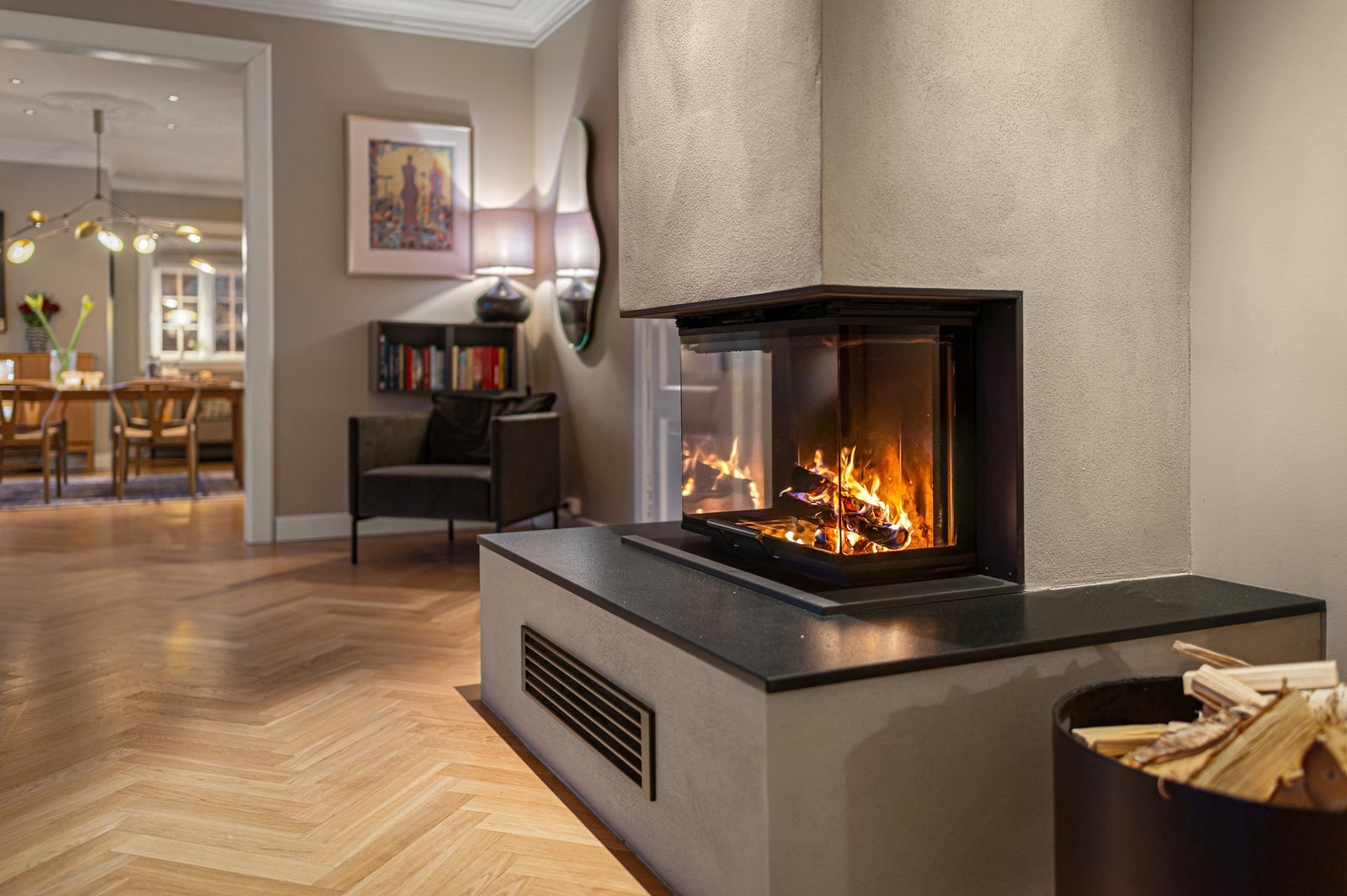 Vedfyring i stuen fra 2021 sørger for en hyggelig atmosfære og økonomisk oppvarming. Galleribilde