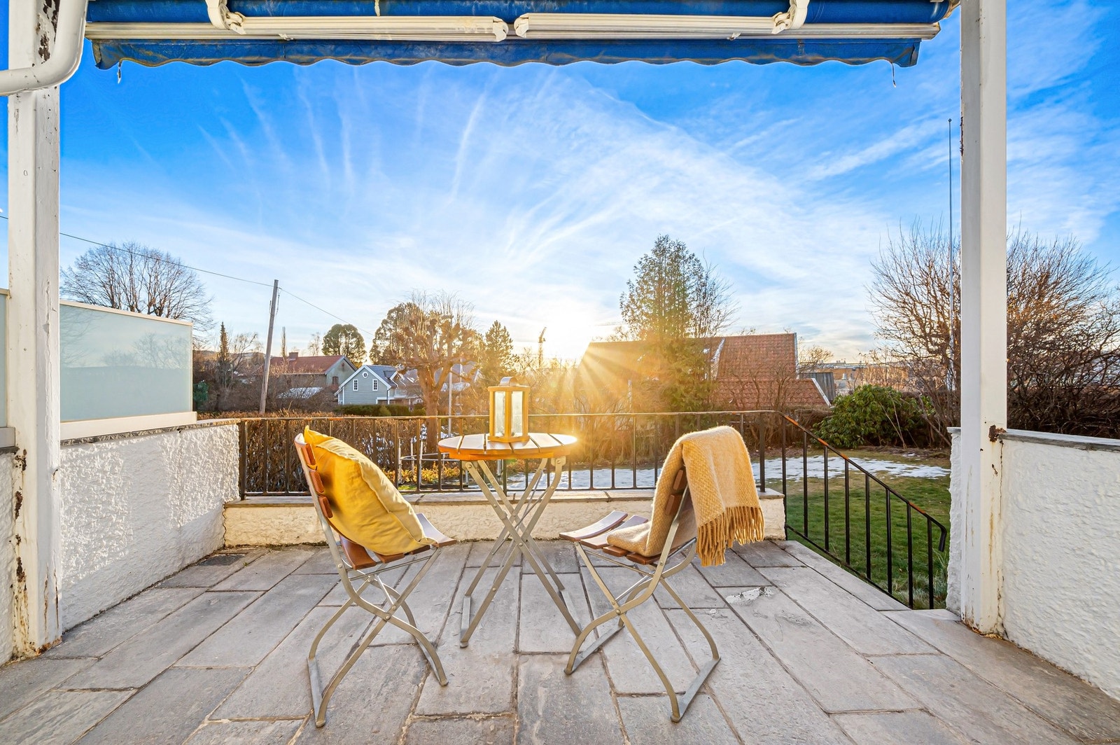 Boligen byr på en flott terrasse i 1.etasje med gode solforhold. Galleribilde