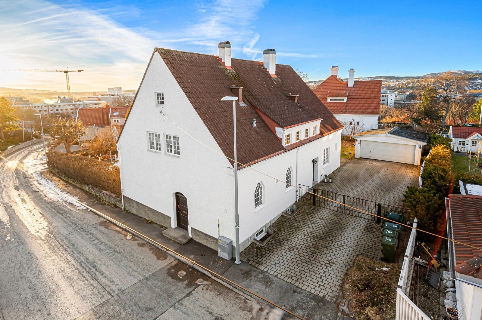 Eiendommen har garasje og flere oppstillingsplasser på egen tomt. Galleribilde