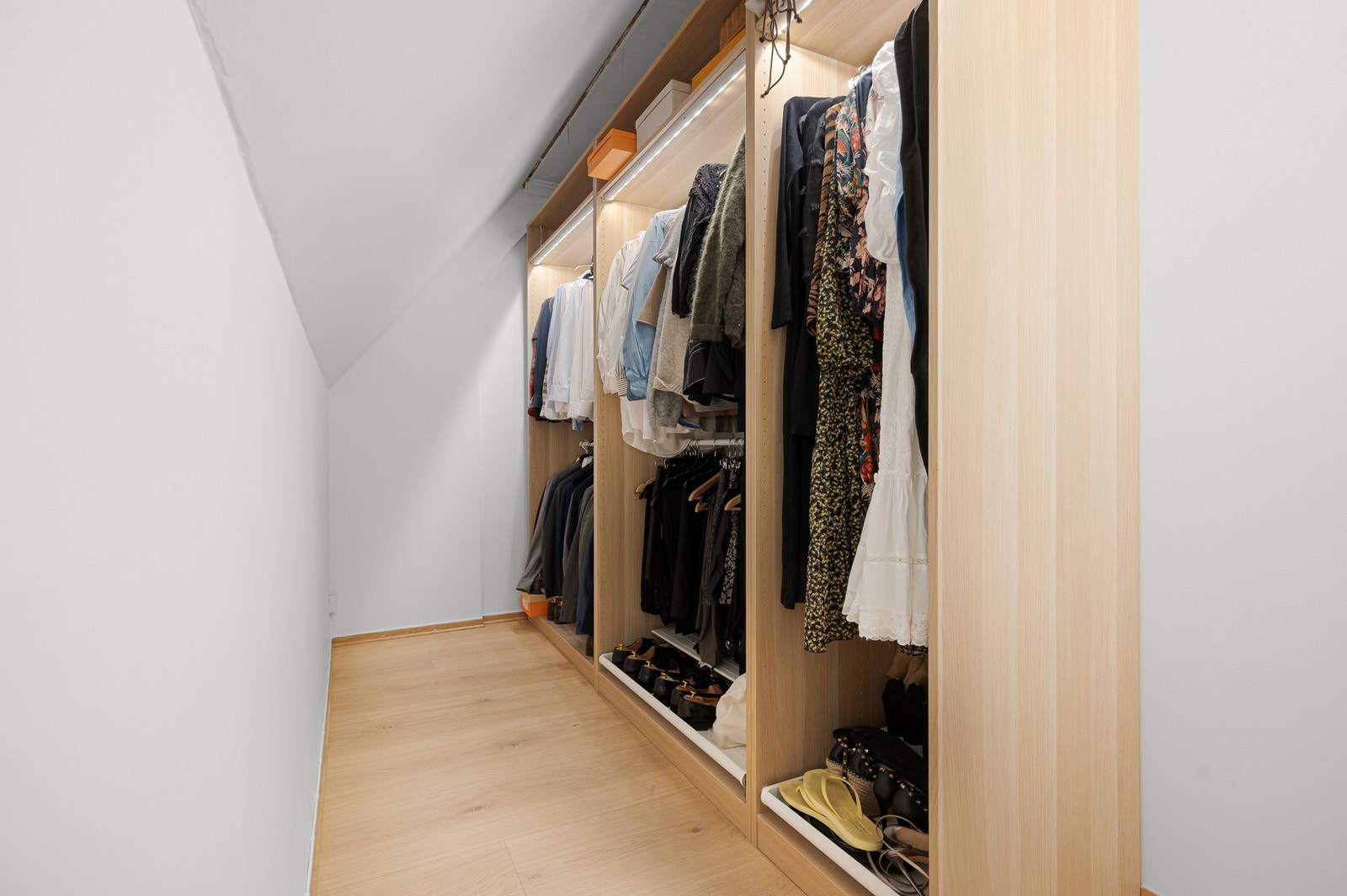 Praktisk garderobeløsning på 5,9 kvadratmeter. Galleribilde