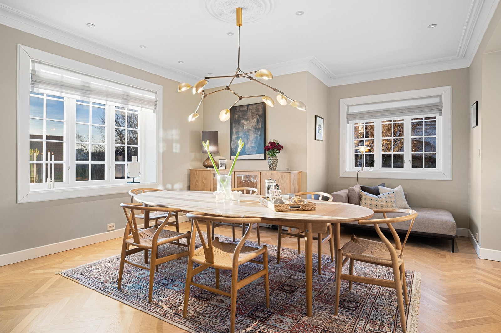 Hellimt heltre fiskebeinsparkett med vannbåren gulvarme i 1.etasje. Galleribilde