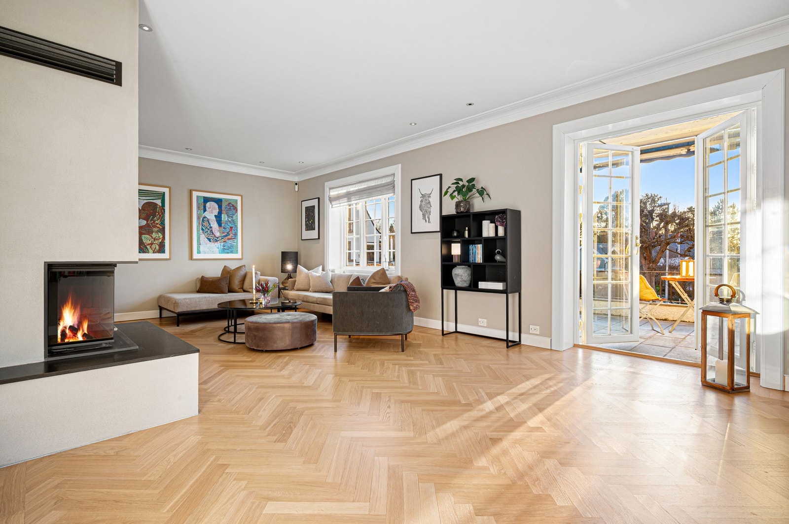 Fra stue har du direkte adgang til herlig uteplass og flott hage. Galleribilde