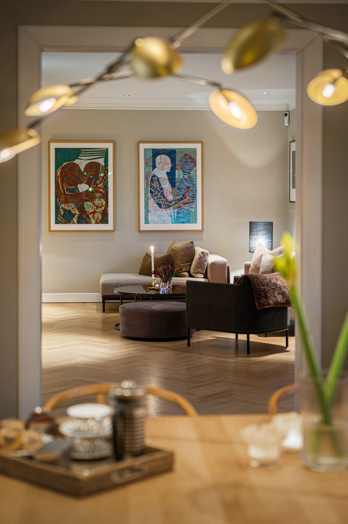 Naturlig skille mellom stue og og spisestue i 1.etasje. Galleribilde