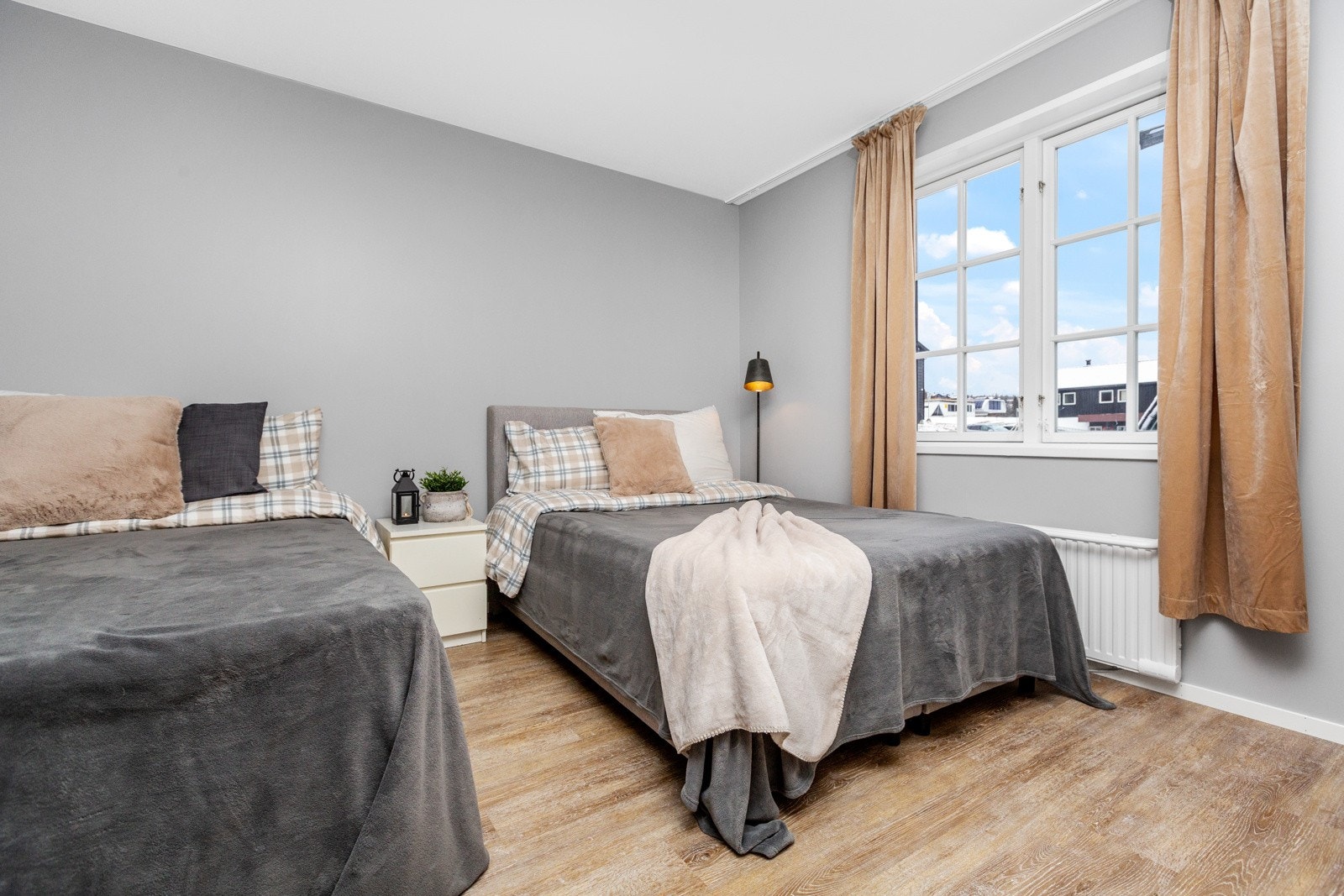 Leiligheten har også et romslig soverom med god plass for både senge- og garderobeløsninger Galleribilde