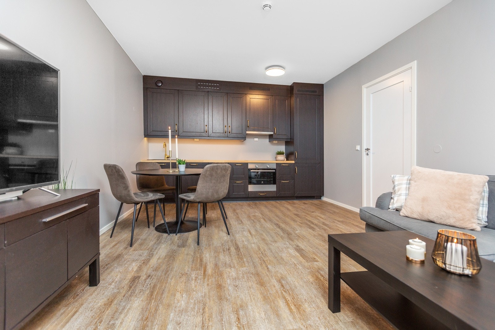 Leiligheten har nyere, lekkert kjøkken med profilert mørk kjøkkeninnredning Galleribilde