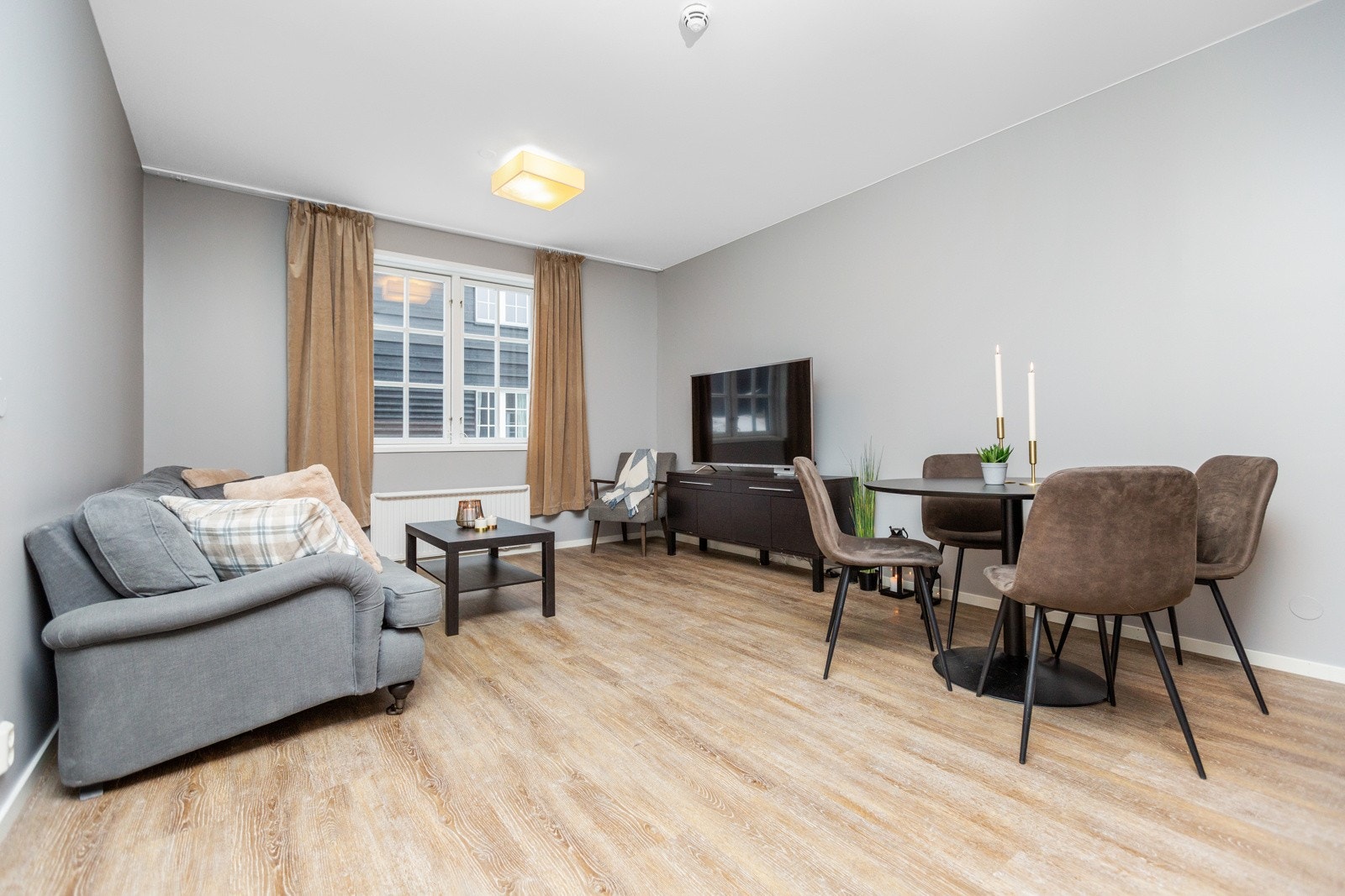 Alle leilighetene har fått nye gulv, nytt kjøkken og sparklet og malte vegger. Leiligheten er pusset opp i delikate farger. Galleribilde