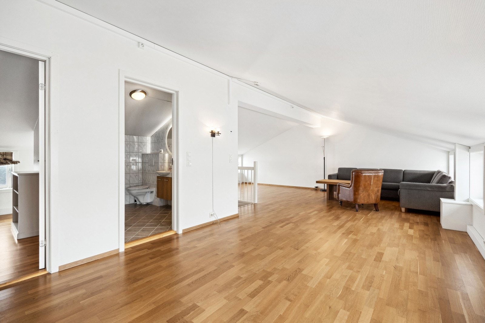 Leiligheten har et gulvareal på hele 180 kvm og byr på rikelig med boltreplass for hele familien! Galleribilde