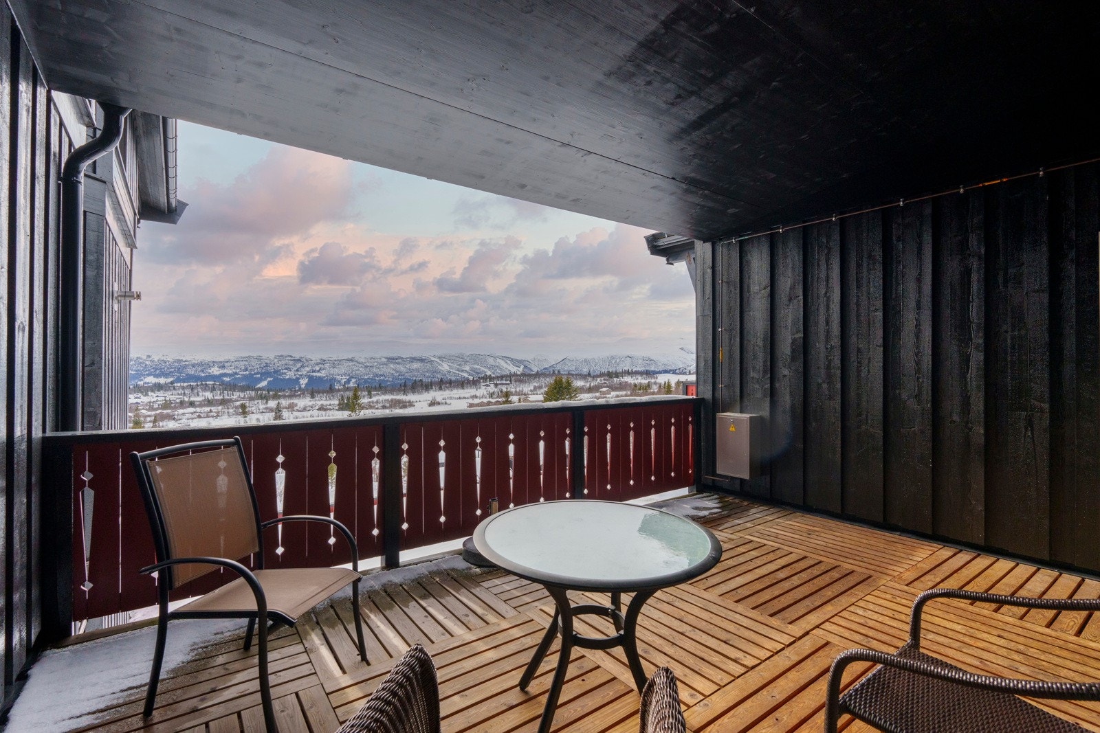 Balkongen er på hele 18 kvm med takoverbygg og vegger på hver side, noe som gjør dette til en lun og usjenert uteplass.. Galleribilde