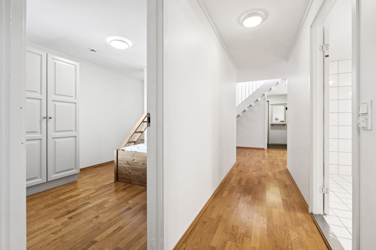 Soverommene i denne etasjen ligger tilbaketrukket i egen del av leiligheten. Galleribilde