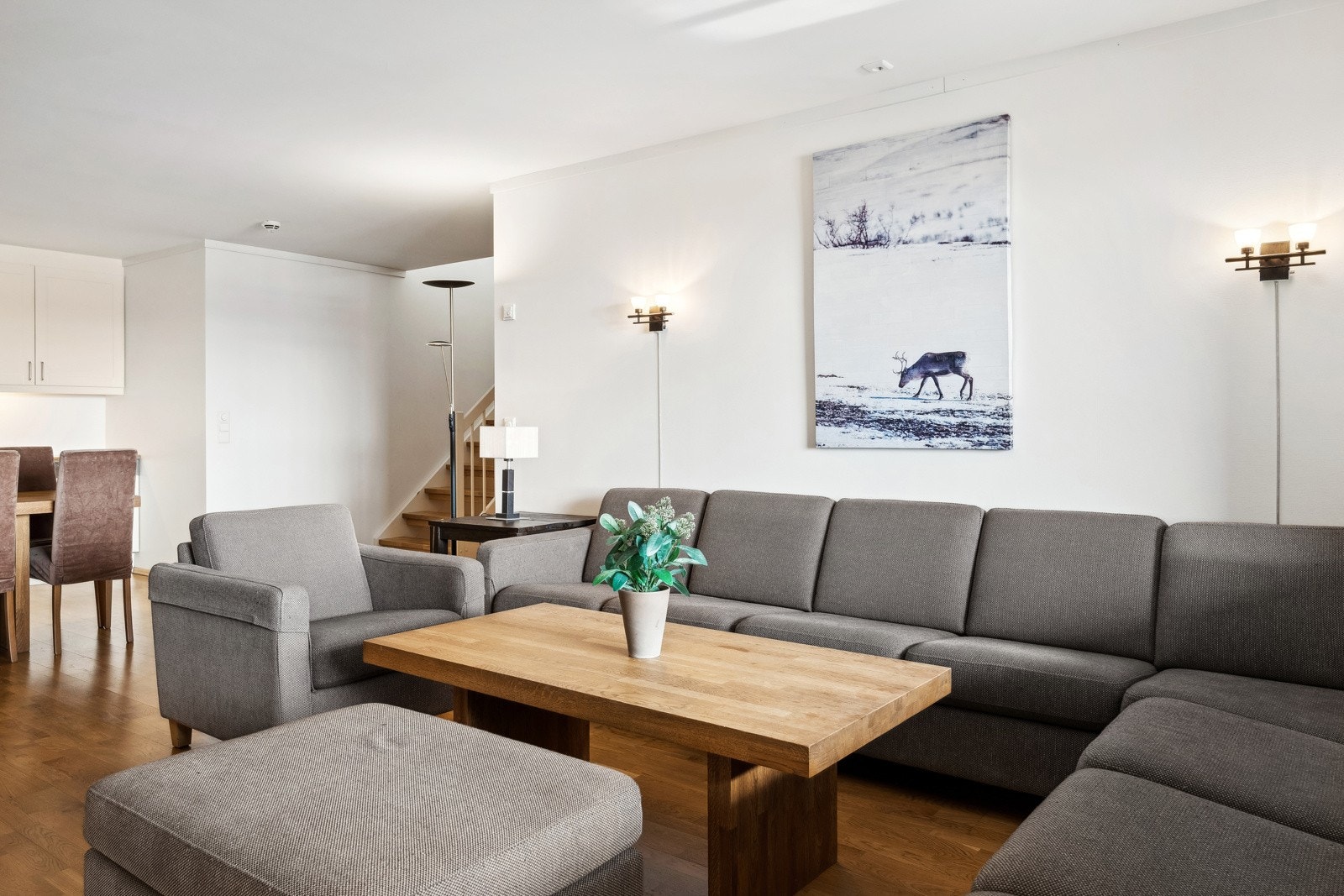 Stuen ligger i åpen løsning med kjøkkenet, noe som gjør dette til et hyggelig og sosialt rom. Leiligheten har i tillegg en romslig stue i overetasjen, hvor man kan trekke seg tilbake. Galleribilde