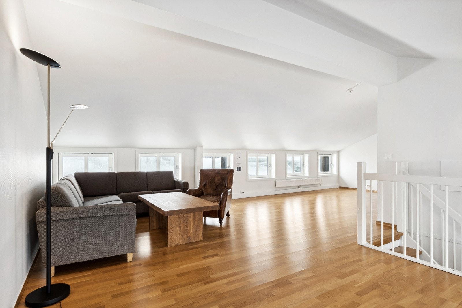 Stuen i overetasjen oppleves romslig med god plass til sofagruppe. Galleribilde