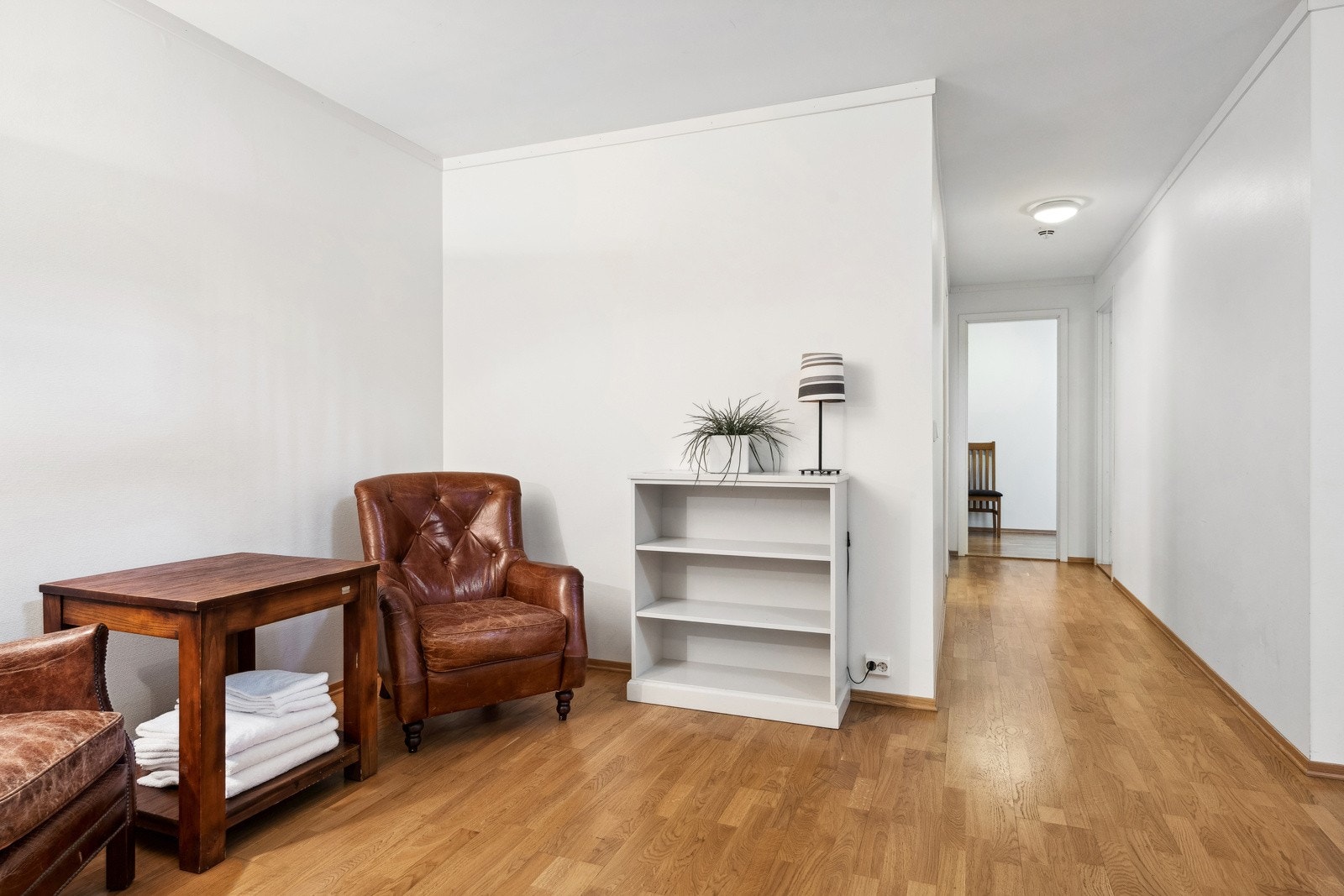 Innenfor entréen er det en koselig forstue med plass til sittegruppe. Galleribilde