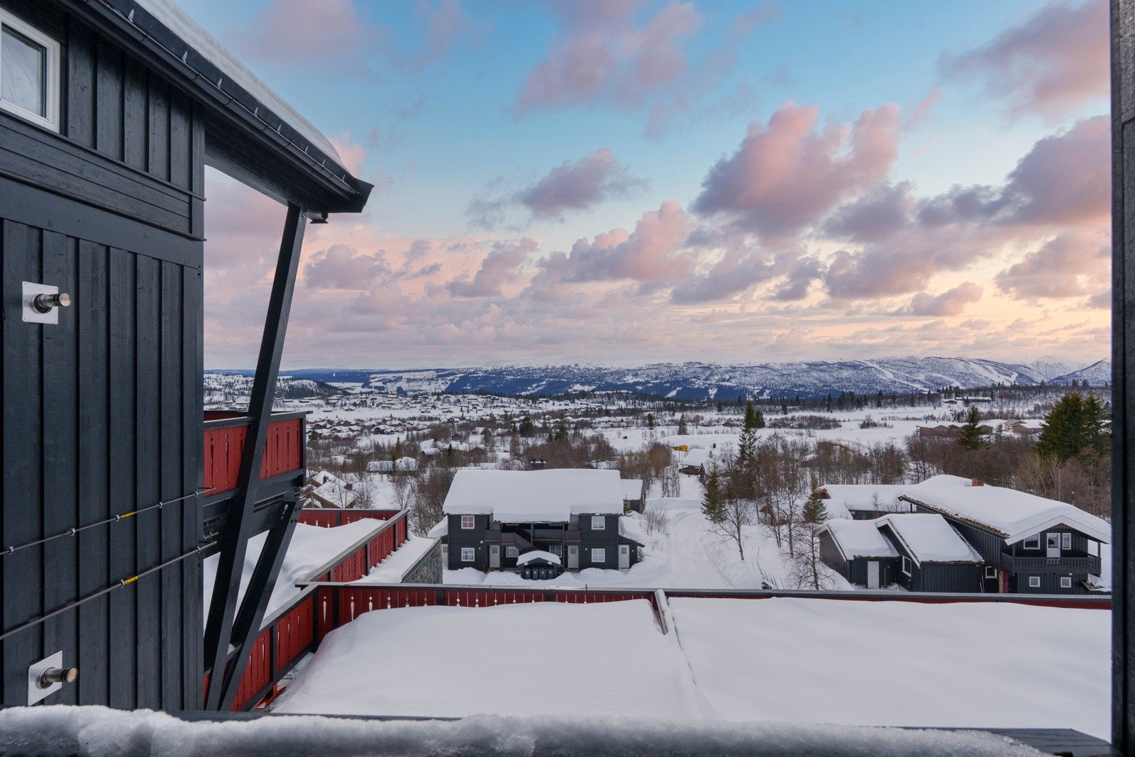 Her er det fantastisk utsikt mot fjellene fra balkongen! Her ser man helt til Raudalen alpinsenter, Slettefjell og Mugnetind Galleribilde