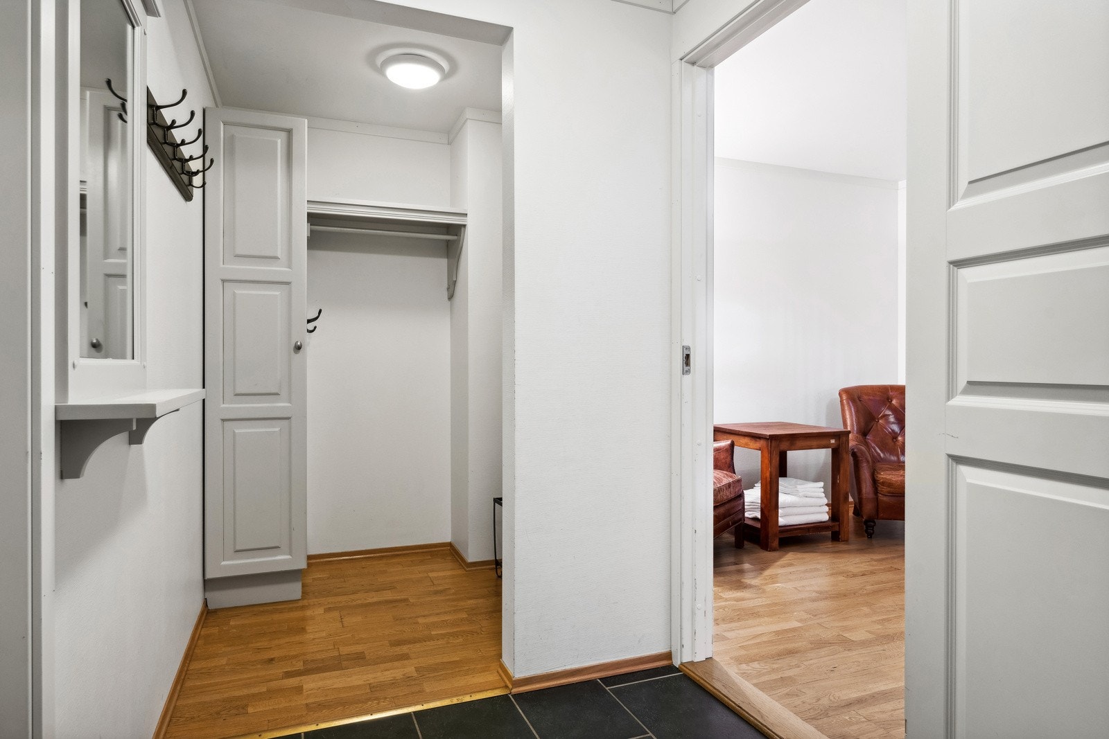 Entreen har flslagt gulv og lysmalte overflater. Galleribilde