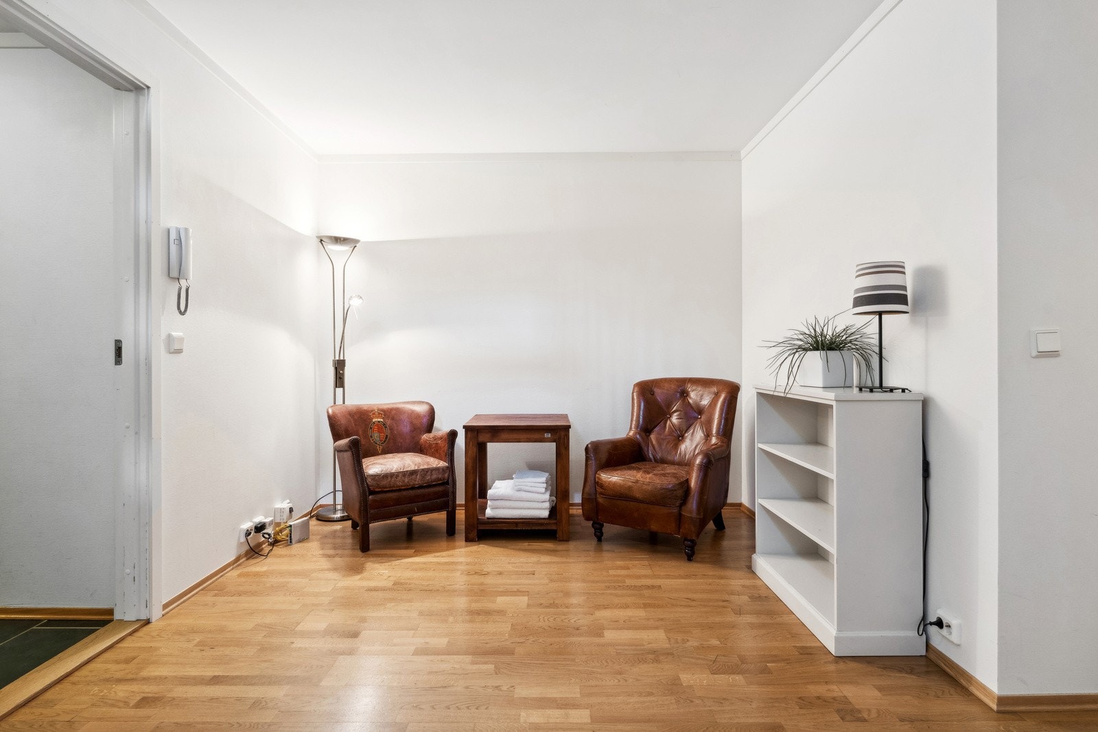 Forstuen har lysmalte overflater og parkettgulv. Galleribilde