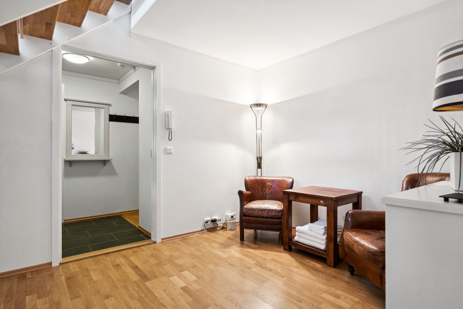 Leilighetens entré ligger innenfor forstuen. Galleribilde